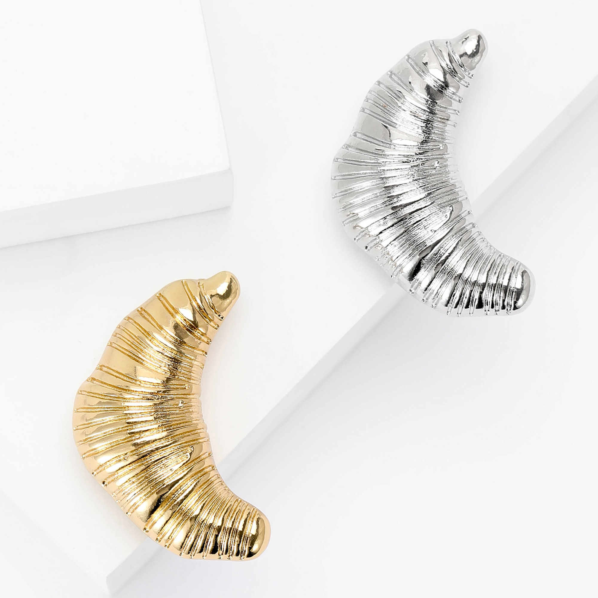 Enamel Croissant Brooches for  - Fashion Backpack Women recension och pris